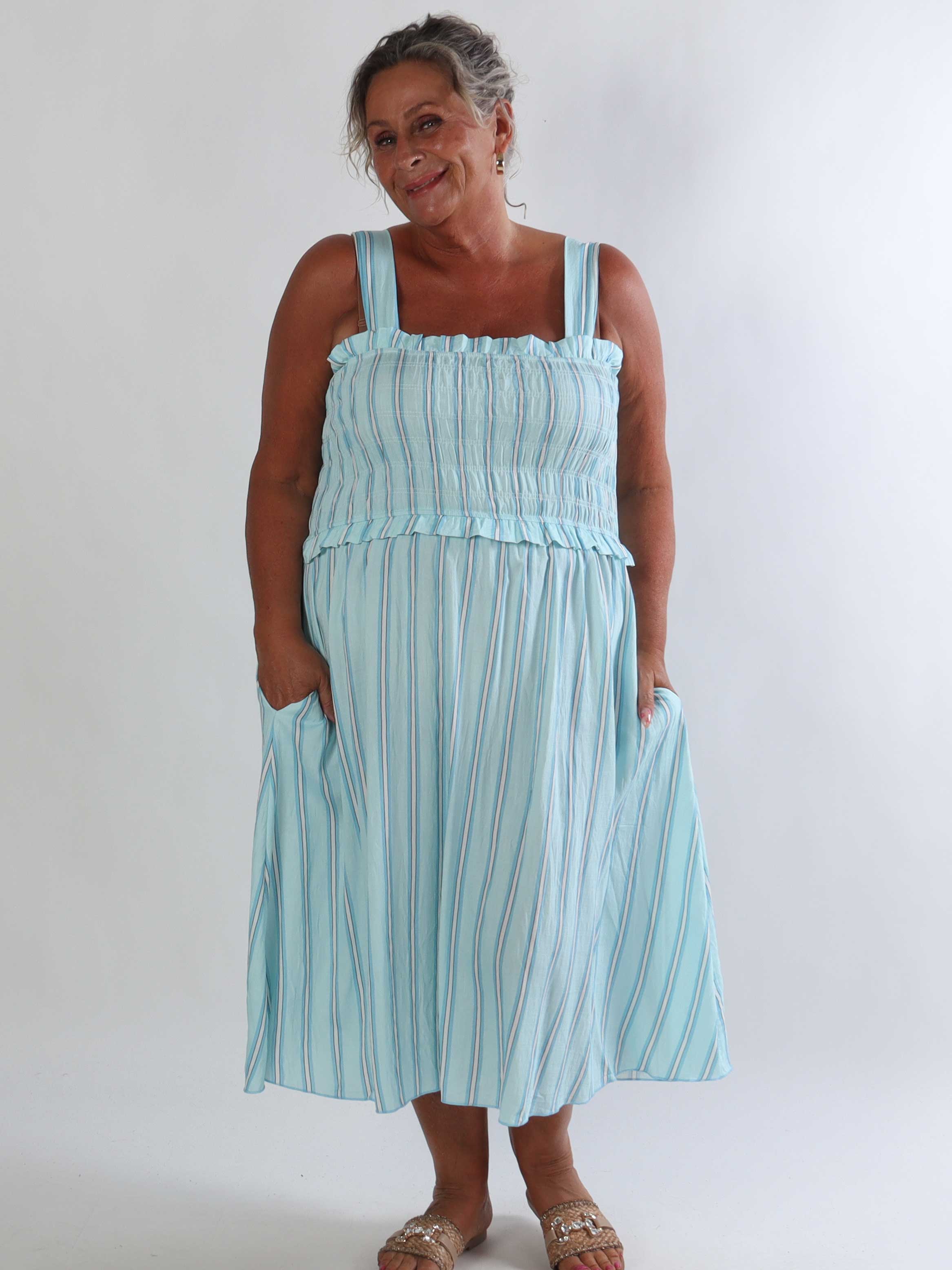 Marisol Stripe - Stribet plus size sommerkjole i viskose med smock henover brystet